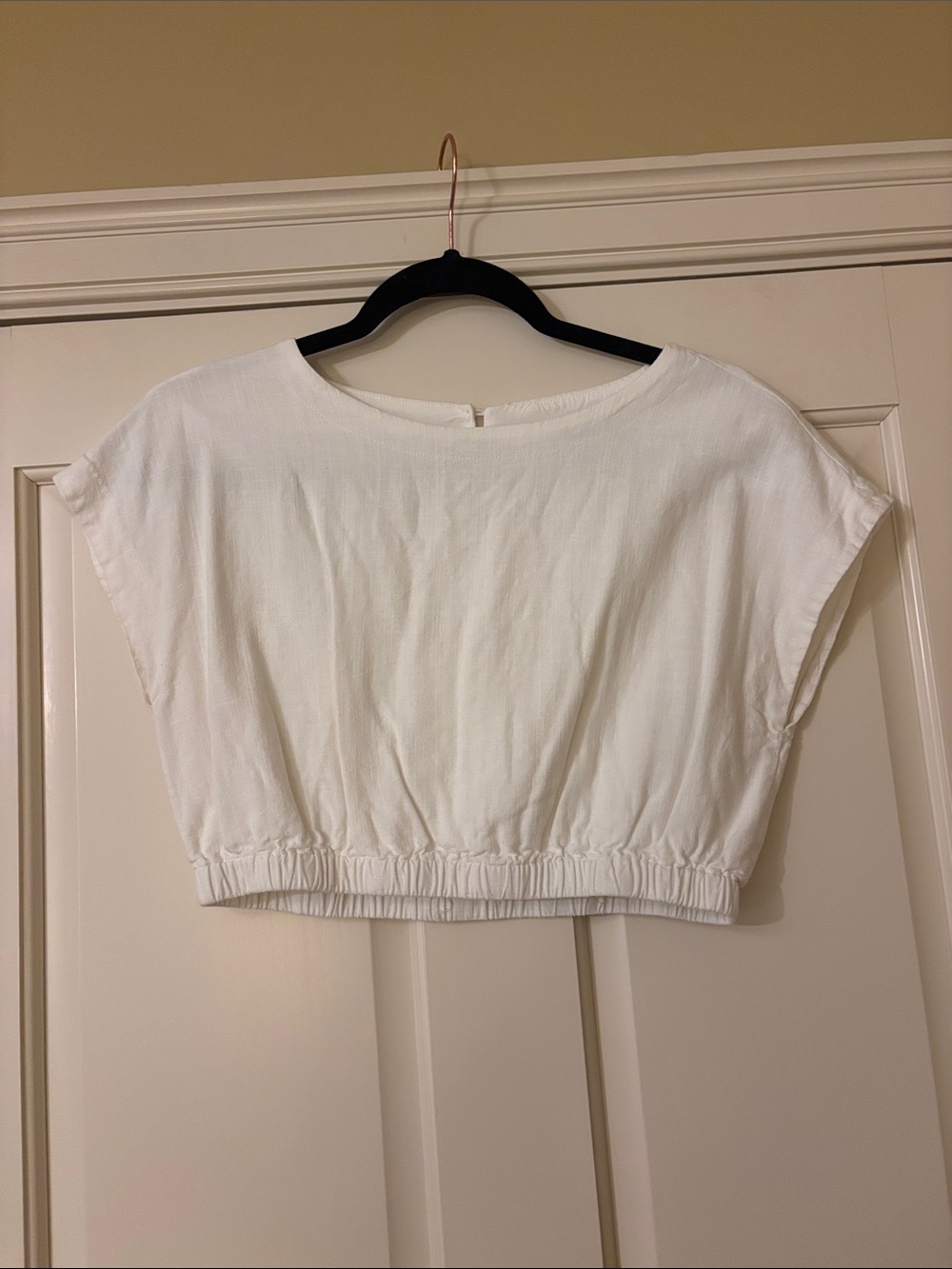 Lulu's White Cropped Elastic-Hem Tee